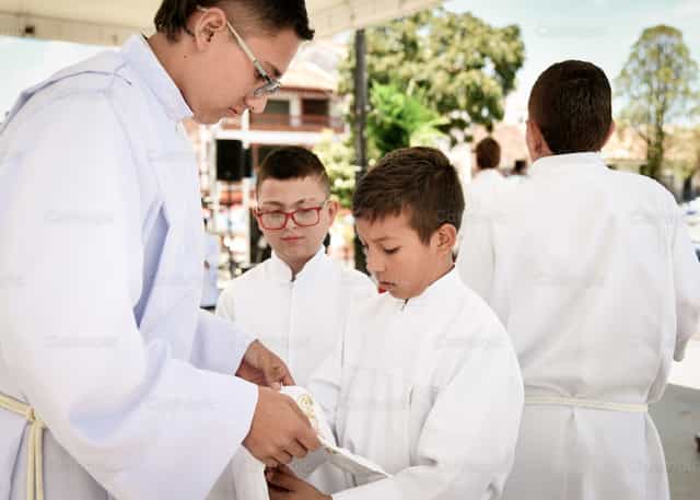 Grupo de acólitos - Banco de imágenes católicas - Fotografía por Carolina BR