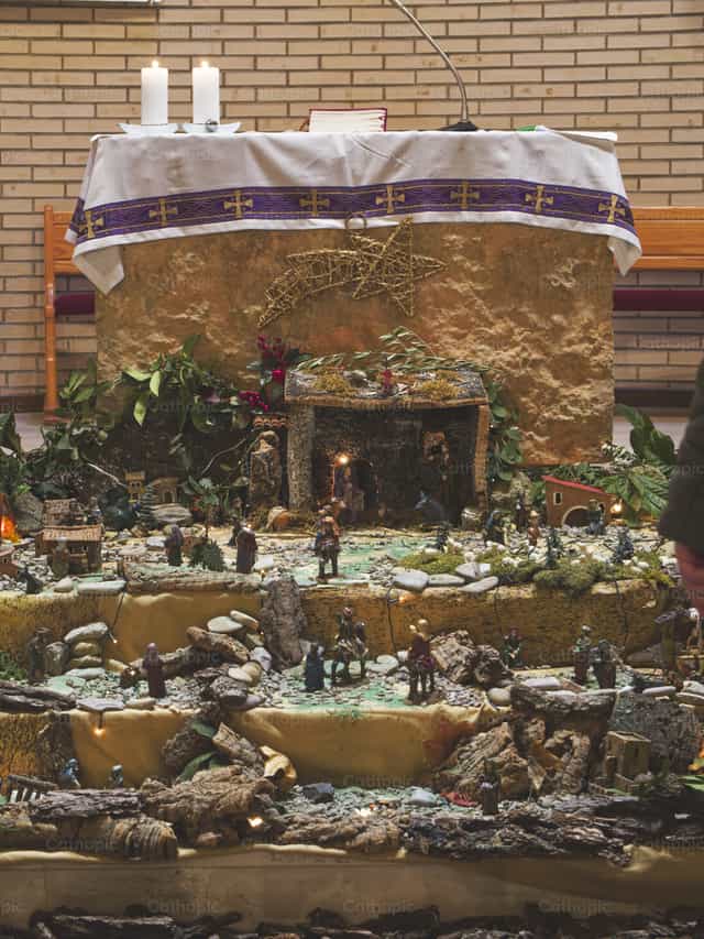 Nacimiento de Jesus al pie del altar - Banco de imágenes católicas