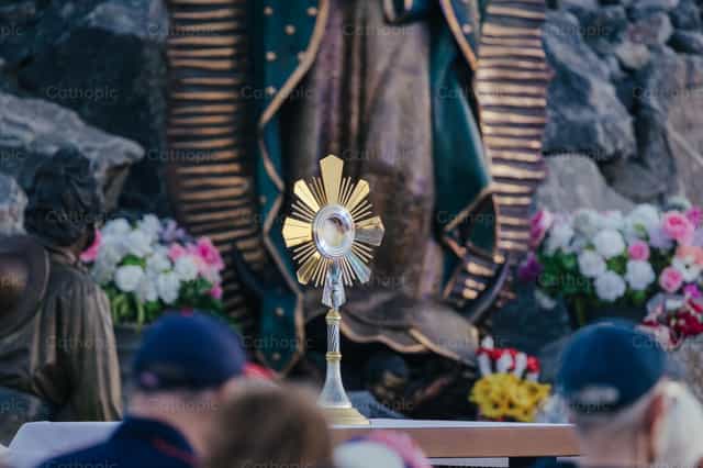Custodia de oro - Banco de imágenes católicas
