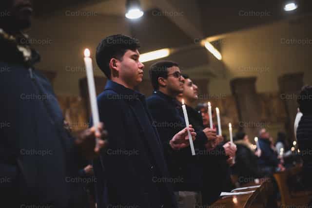Uomini in preghiera - Immagini stock cattoliche - Foto di Vytautas Markūnas SDB