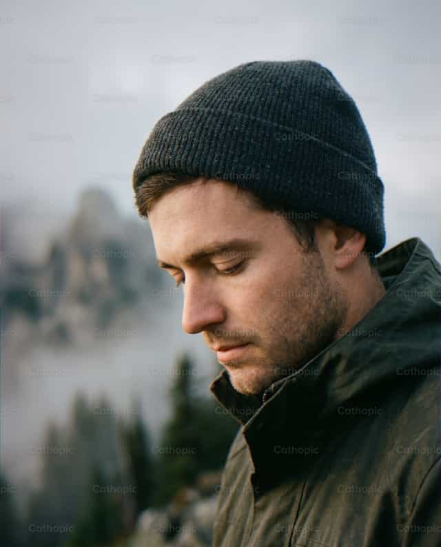 Homme méditant en plein air - Images catholiques de stock - Photo de Enma Bastidas