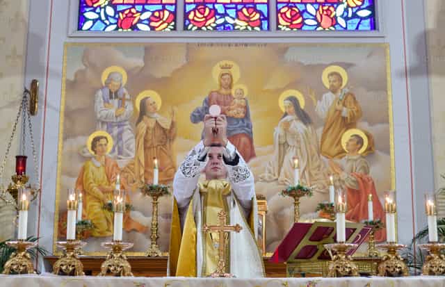 Consagração - Imagens católicas de stock - Foto de Amy Stout