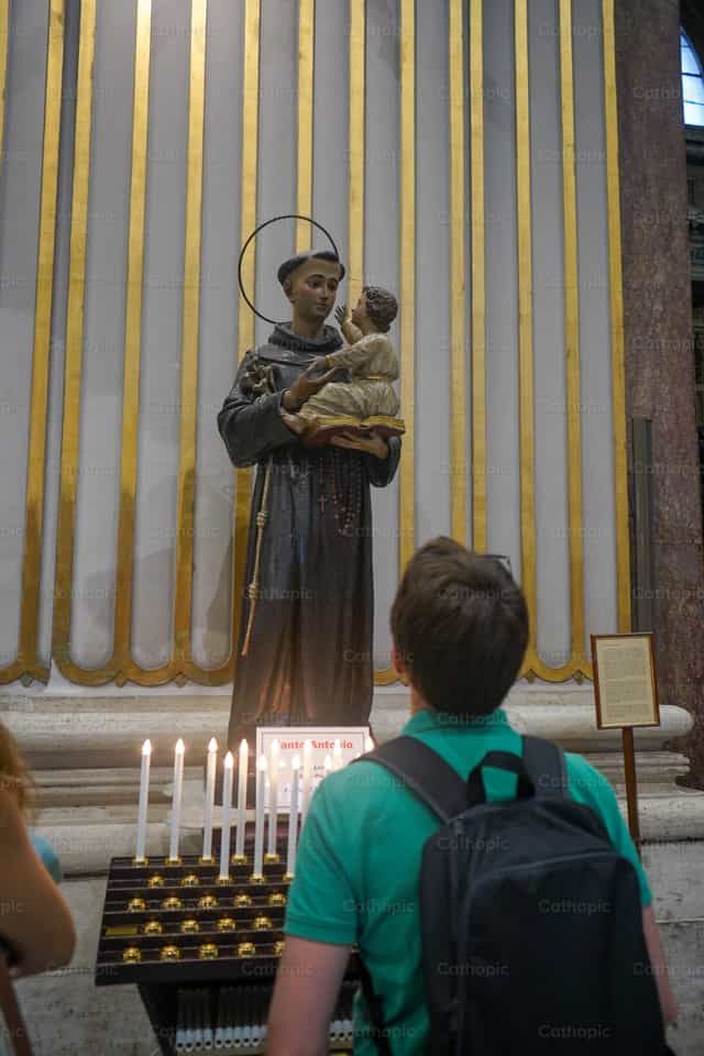 Homem em oração a Santo António - Imagens católicas de stock - Foto de Lupe Belmonte