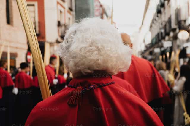 Matandang babae sa prusisyon ng Linggo ng Palaspas - Mga Catholic stock image