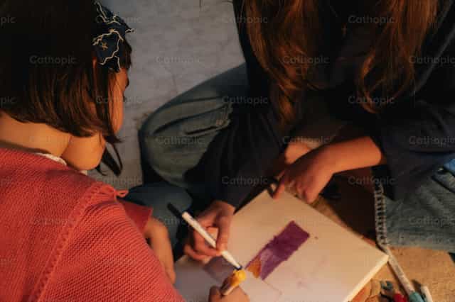 Anak na babae at ina na gumuhit ng krus - Mga Catholic stock image - Larawan ni Almures Studio