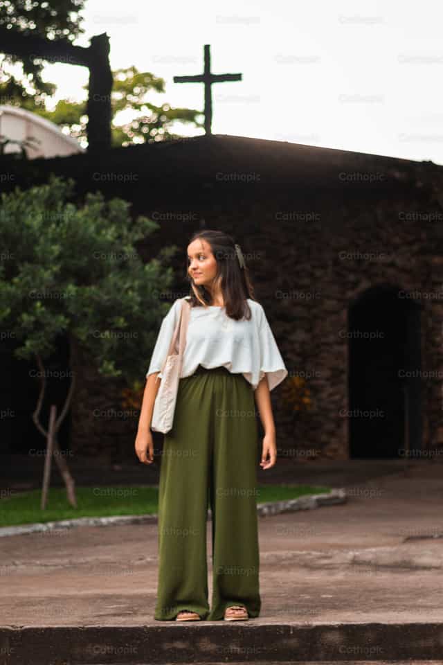 Niña peregrina - Banco de imágenes católicas