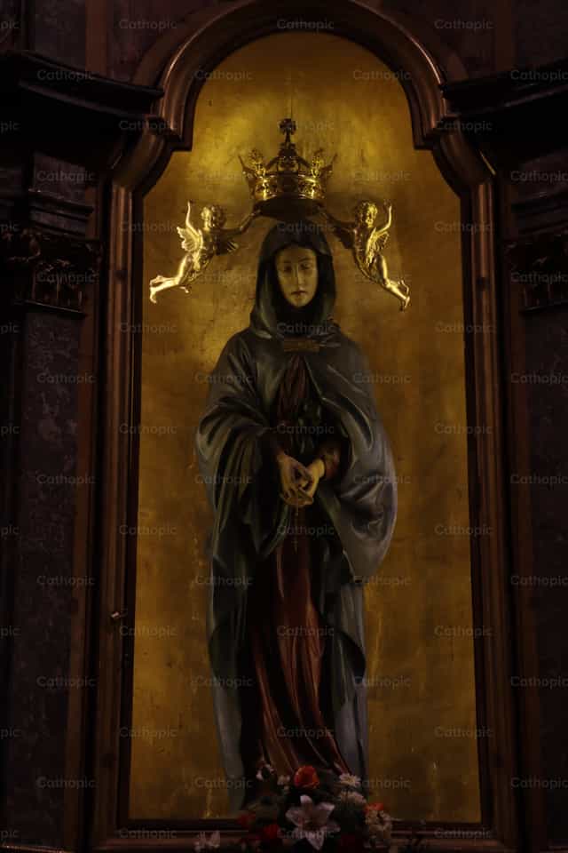 Close to Maria - Catholic stock images - Photo by Saul Ibarra
