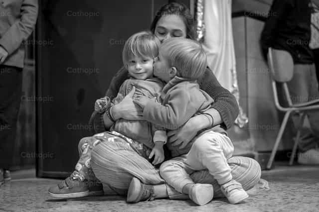 La ternura de un beso fraternal - Banco de imágenes católicas - Fotografía por Rodrigo Tost Sarraf