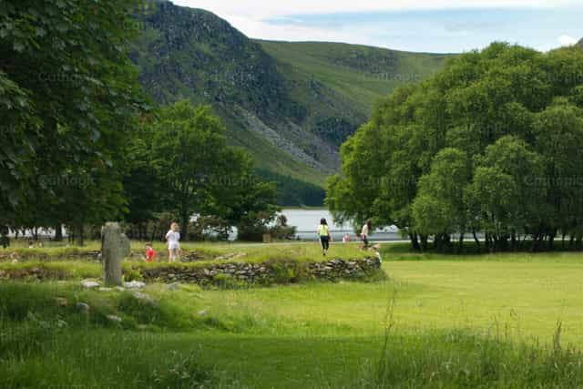 Lago y parque de Glendalough, Irlanda - Banco de imágenes católicas