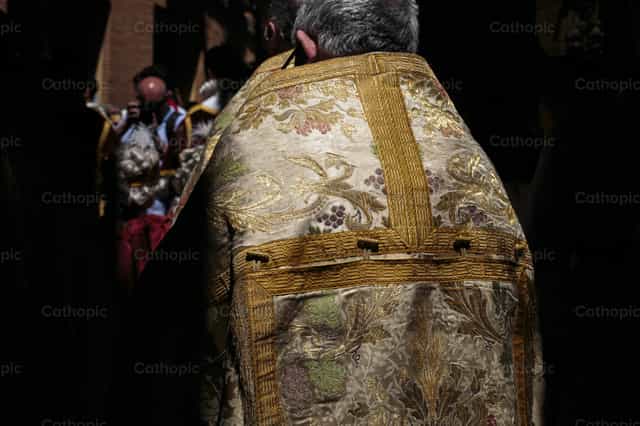 Priest with pluvial cape in Corpus Christi procession - Catholic stock images - Photo by Diócesis de Córdoba
