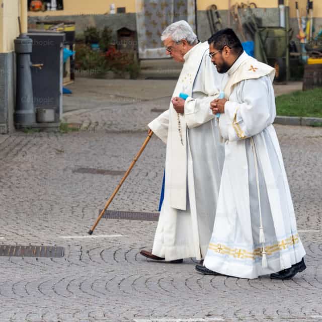 Sacerdote y diácono ancianos en procesión - Banco de imágenes católicas