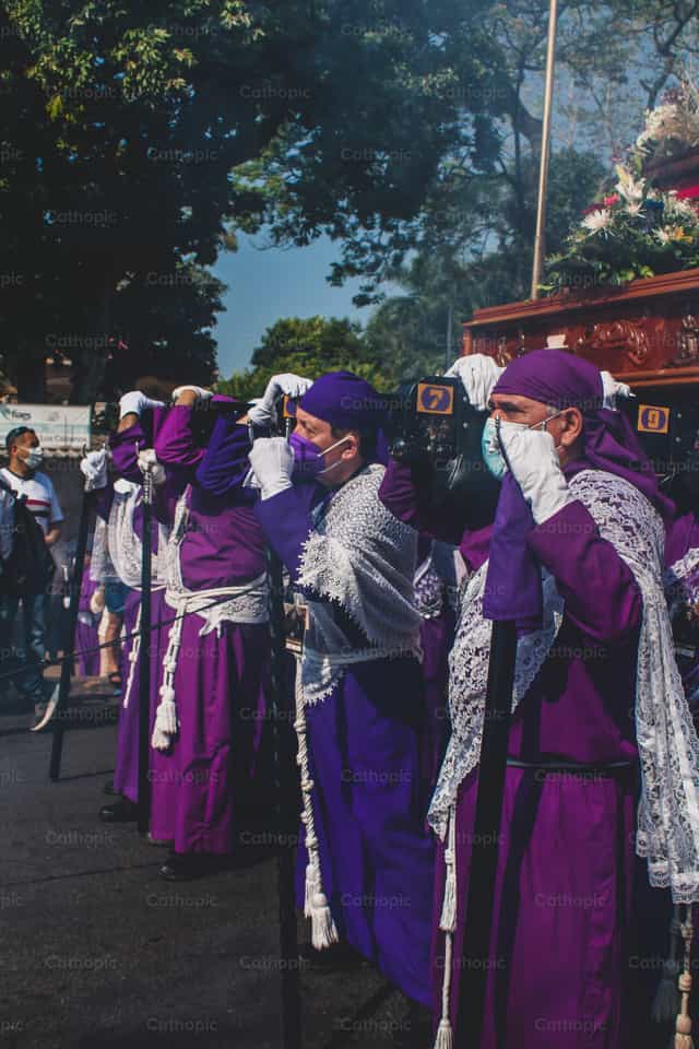Procesión del Vía Crucis Cucuruchos de la Fe - Banco de imágenes católicas