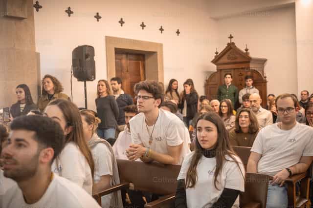 Young christians praying - Catholic stock images - Photo by Yandry Fernández Perdomo