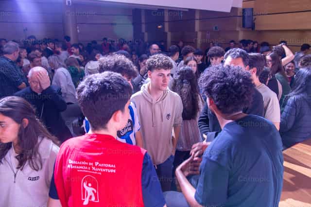Un grupo de jóvenes intercambia ideas - Banco de imágenes católicas - Fotografía por Yandry Fernández Perdomo