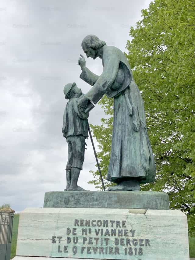 Estátua de São João Maria Vianney - Imagens católicas de stock
