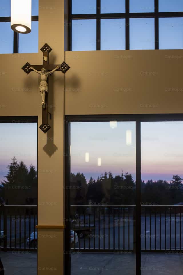 Crucifijo del atardecer - Banco de imágenes católicas - Fotografía por Christina Miller