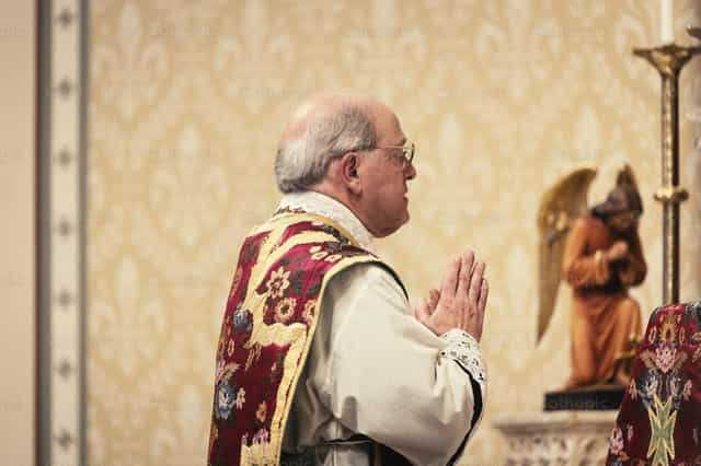 El sacerdote reza - Banco de imágenes católicas - Fotografía por Carlos Sierra