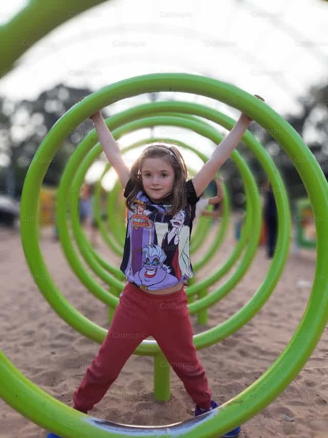 Niña jugando - Banco de imágenes católicas