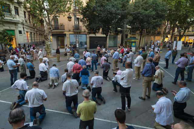 Rosario de hombres - Banco de imágenes católicas - Fotografía por Julián Iglesias