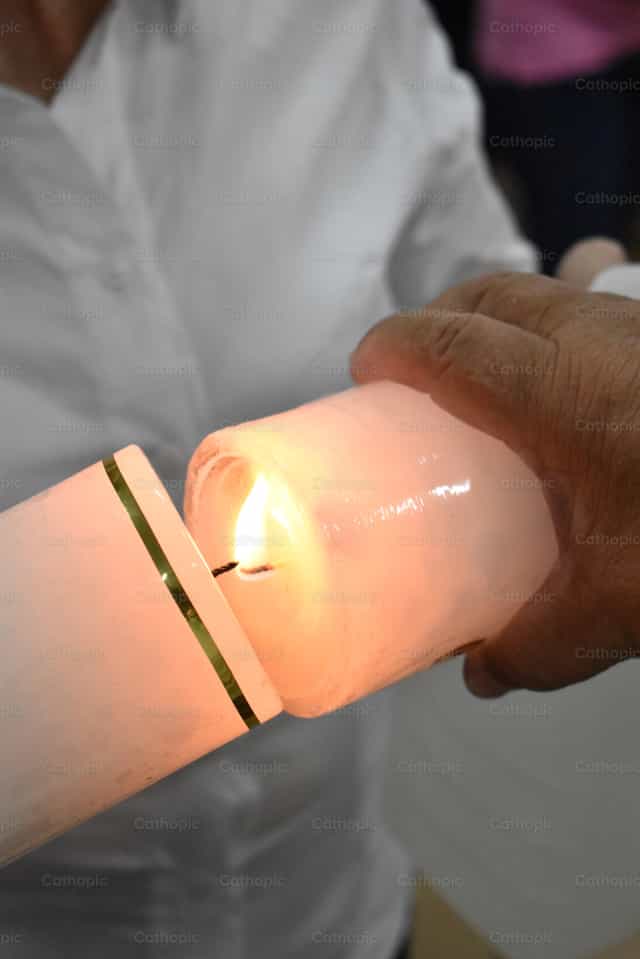 Condividere la luce - Immagini stock cattoliche