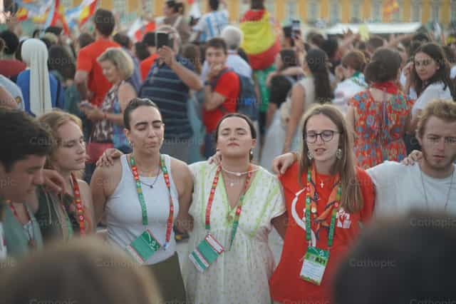 jóvenes rezando de rodillas - Banco de imágenes católicas - Fotografía por Lupe Belmonte