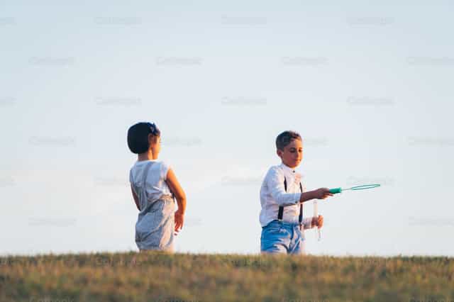 Jugar con burbujas de jabón - Banco de imágenes católicas - Fotografía por Almures Studio