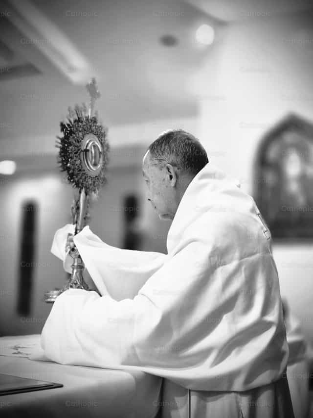 Sacerdote Bendiciendo - Banco de imágenes católicas - Fotografía por Gabriel Manjarres