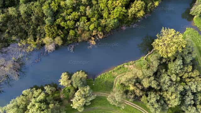 Hermoso rio azul y bosque - Banco de imágenes católicas - Fotografía por Jakov Pleše