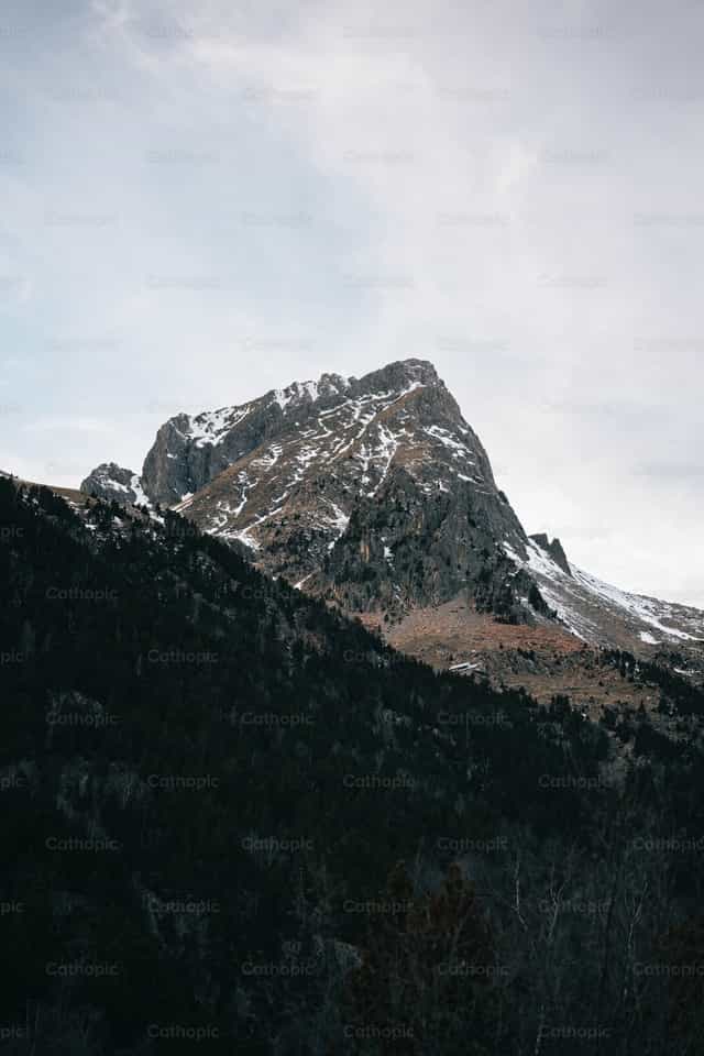 Verschneite Bergspitze - Katholische Stockfotos