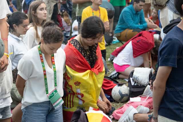 Jovenes Espanoles rezando durante una misa - Banco de imágenes católicas - Fotografía por Yandry Fernández Perdomo