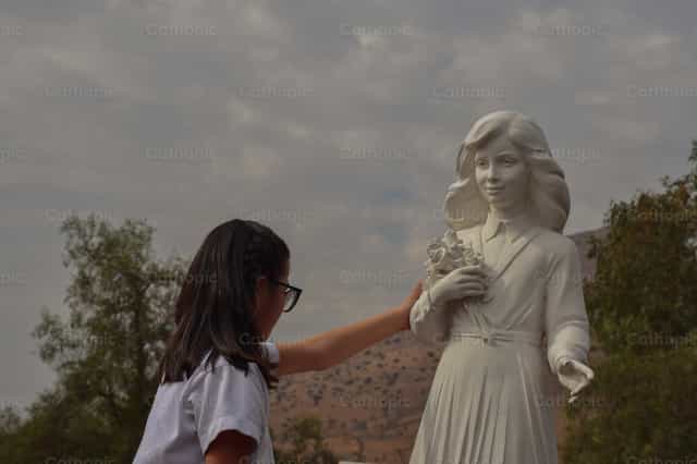 Estatua de Laura Vicuña - Banco de imágenes católicas - Fotografía por Gabriela Aguilera