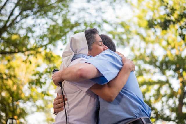 Abrazo salesiano - Banco de imágenes católicas - Fotografía por Vytautas Markūnas SDB