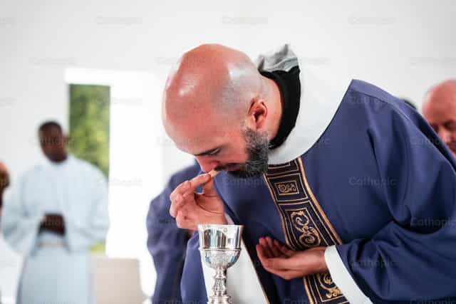 Sacerdote recebendo a Comunhão na Missa - Imagens católicas de stock - Foto de Carlos Gaviria