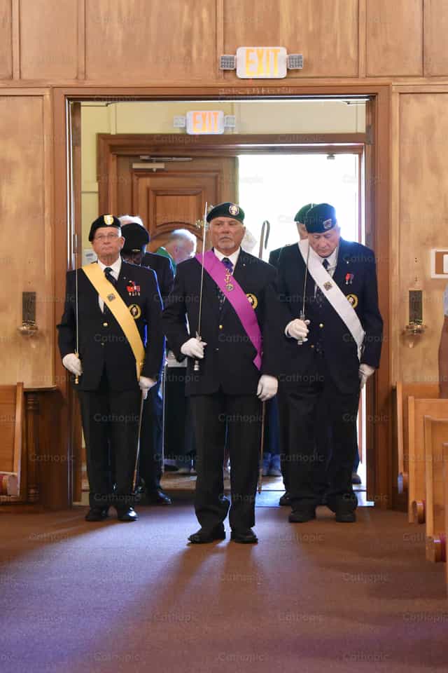 Chevaliers de Colomb assistant à la messe en Alabama - Images catholiques de stock