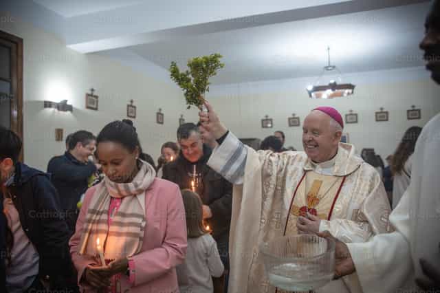 Obispo bendice con agua a los fieles durante misa - Banco de imágenes católicas - Fotografía por Yandry Fernández Perdomo