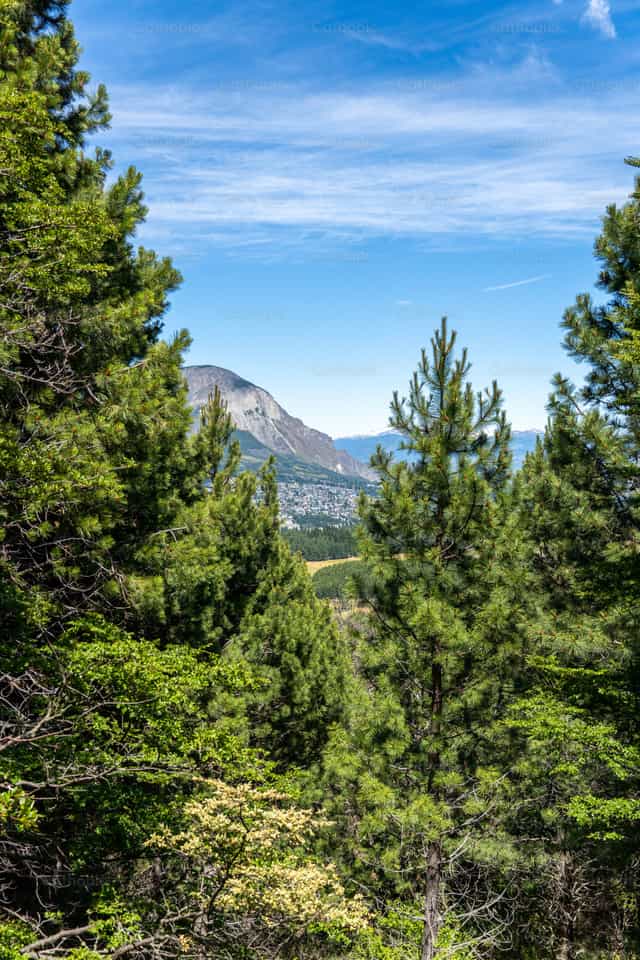 Coyhaiquevallei tussen de bossen - Patagonië, Chili - Katholieke stockfoto's