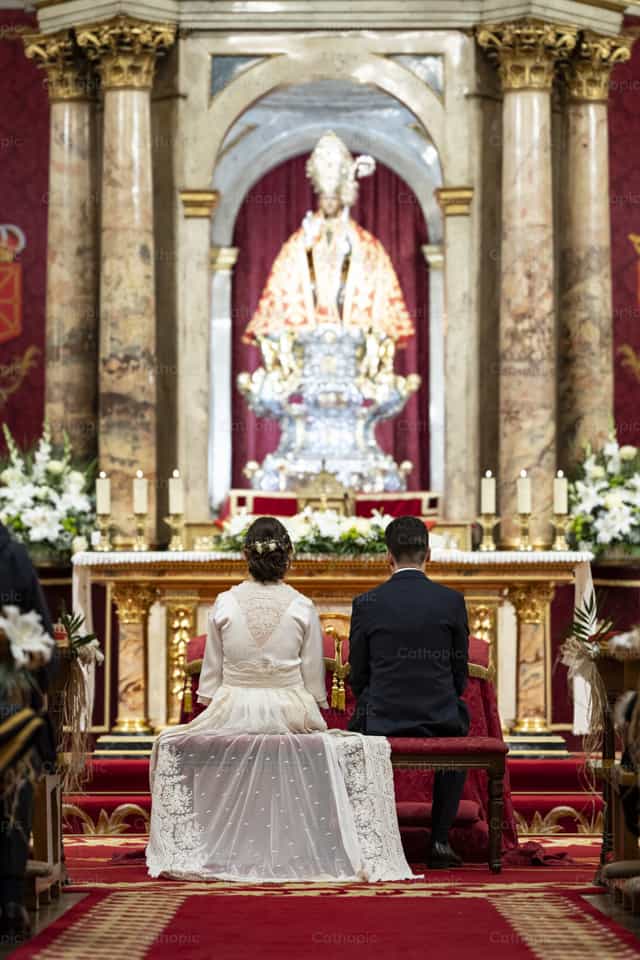 Sposa e sposo durante un matrimonio nella Cappella di San Fermín - Immagini stock cattoliche - Foto di Álvaro García