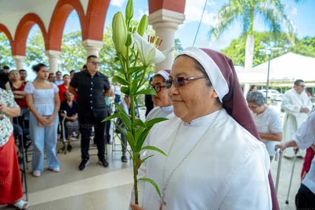 Monjas con una ofrenda floral - Banco de imágenes católicas - Fotografía por Hein Palma