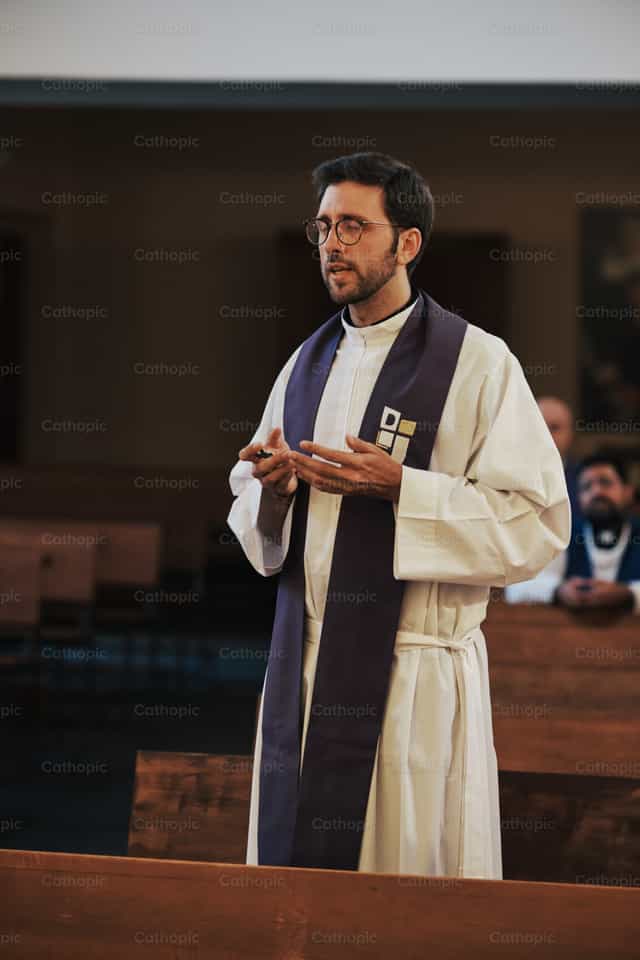 Sacerdote in preghiera - Immagini stock cattoliche - Foto di Sergi Canal
