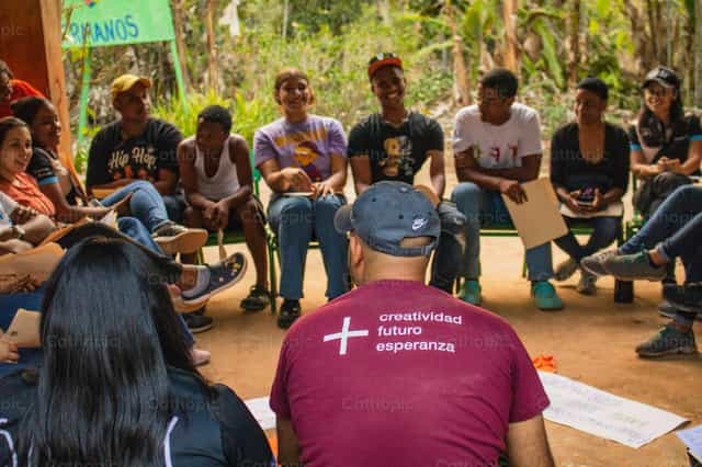 Jovenes misioneros - Banco de imágenes católicas