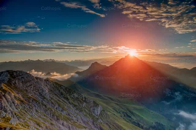 Amanecer en las montañas con niebla - Banco de imágenes católicas