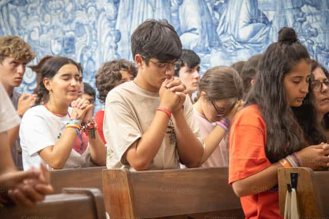 Un joven reza en la iglesia durante la JMJ - Banco de imágenes católicas - Fotografía por Yandry Fernández Perdomo