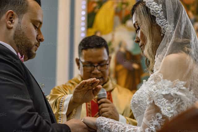 Sacerdote bendiciendo matrimonio - Banco de imágenes católicas - Fotografía por Andrés José Barbera Zambrano