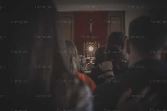 Adoracion del Santisimo Sacramento - Banco de imágenes católicas - Fotografía por Yandry Fernández Perdomo