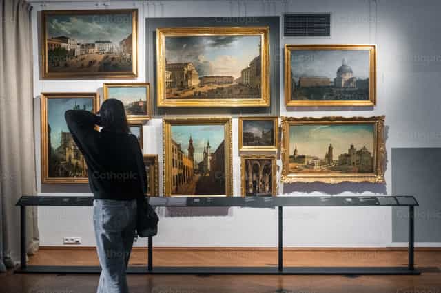 Chica en un museo - Banco de imágenes católicas - Fotografía por Lupe Belmonte