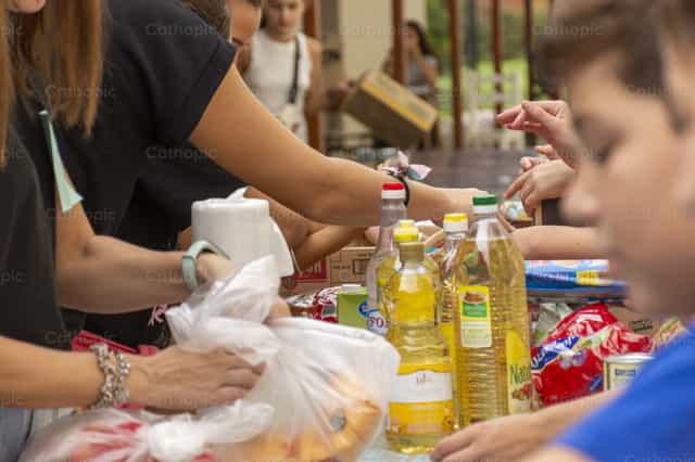 Youth Volunteering - Catholic stock images - Photo by Titi Maciel Pérez