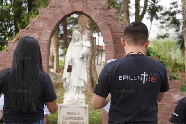 Orando frente a la Virgen - Banco de imágenes católicas