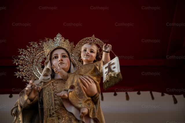 Notre-Dame du Mont-Carmel sous un dais - Images catholiques de stock - Photo de Carolina BR