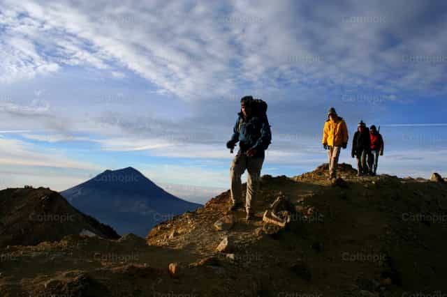 Exploradores en la montana - Banco de imágenes católicas