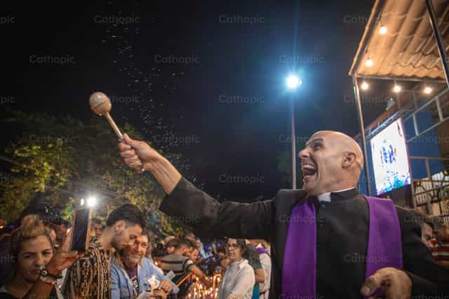 Sacerdote alegre - Banco de imágenes católicas - Fotografía por Yandry Fernández Perdomo